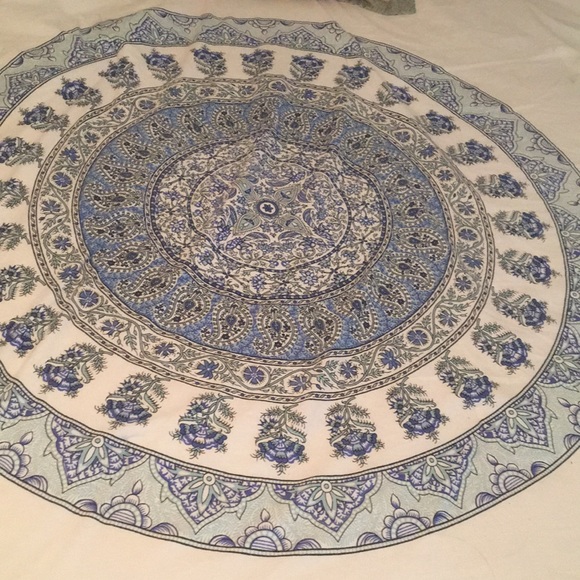 SALE URBAN OUTFITTER TWIN SIZE MEDALLION COMFORTER - Picture 5 of 8